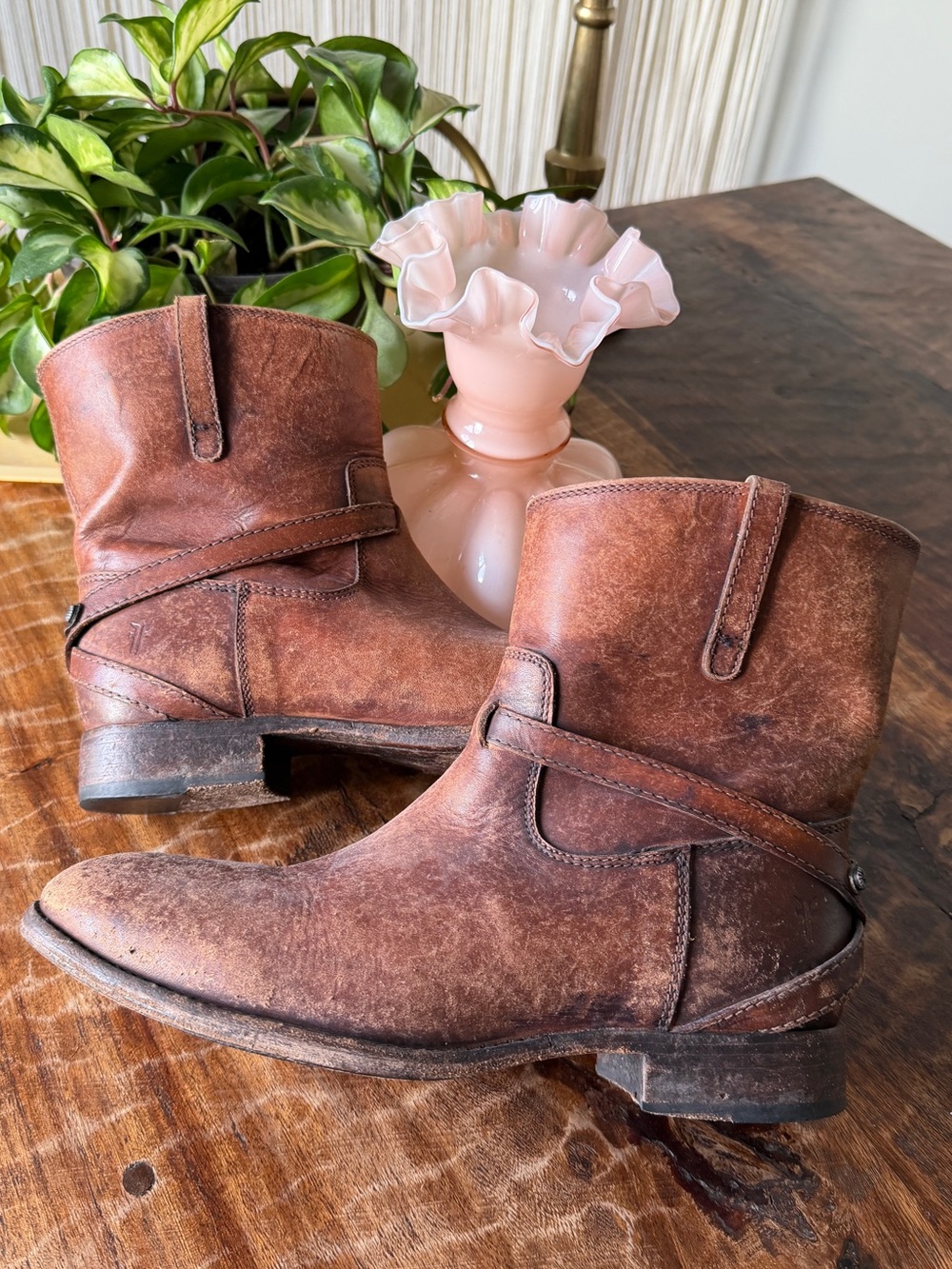 Frye Distressed Stonewashed Cognac Brown Leather Lindsay Plate Boots 9